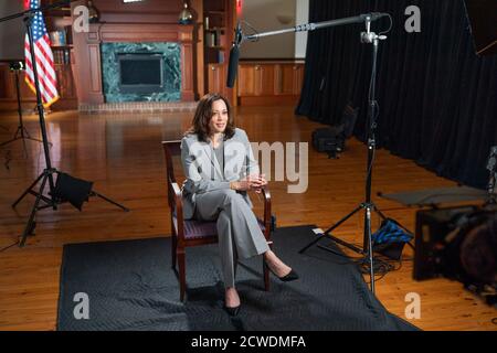 RALEIGH, NC, USA - 28 settembre 2020 - il candidato democratico alla vicepresidenza Kamala Harris durante un'intervista televisiva sul percorso della campagna 2020 a Shaw U. Foto Stock