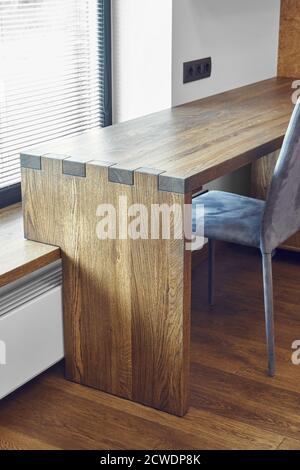 Arredamento moderno. Console in legno massello con giunzione a scatola sullo sfondo della finestra Foto Stock