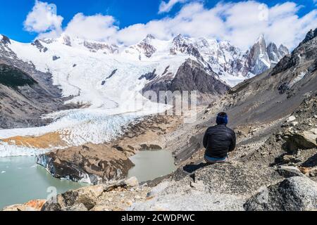 Giovane uomo, trekking turistico va a Fitz Roy, De Los Tres Mirador punto di vista nelle montagne dell'Argentina in inverno El Chalten Patagonia. America del Sud. Foto Stock