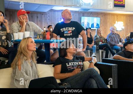 Lakeway, Texas USA 29 settembre 2020: Sostenitori del presidente Donald Trump (non mostrato) Guardate il primo di quattro dibattiti con il vice presidente dello sfidante Joe Biden all'Emerald Point Grill sul lago Travis fuori Austin. L'evento è stato fatturato come non partigiano, ma nessun sostenitore Biden ha mostrato. Credit: Bob Daemmrich/Alamy Live News Foto Stock