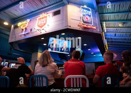 Lakeway, Texas USA 29 settembre 2020: Sostenitori del presidente Donald Trump (non mostrato) Guardate il primo di quattro dibattiti con il vice presidente dello sfidante Joe Biden all'Emerald Point Grill sul lago Travis fuori Austin. L'evento è stato fatturato come non partigiano, ma nessun sostenitore Biden ha mostrato. Credit: Bob Daemmrich/Alamy Live News Foto Stock