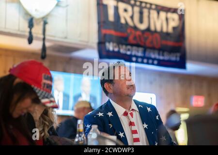 Lakeway, Texas USA 29 settembre 2020: Una folla di sostenitori del presidente Donald Trump (non mostrato), tra cui Keith Powell, guarda pazientemente il primo di quattro dibattiti con il vice presidente dello sfidante Joe Biden all'Emerald Point Grill sul lago Travis vicino ad Austin. L'evento è stato fatturato come un'osservazione non partisan, tuttavia nessun sostenitore Biden era evidente. Credit: Bob Daemmrich/Alamy Live News Foto Stock