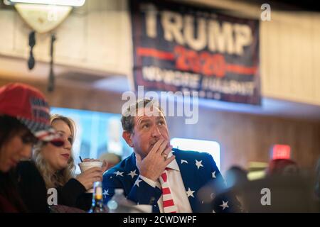 Lakeway, Texas USA 29 settembre 2020: Una folla di sostenitori del presidente Donald Trump (non mostrato), tra cui Keith Powell, guarda pazientemente il primo di quattro dibattiti con il vice presidente dello sfidante Joe Biden all'Emerald Point Grill sul lago Travis vicino ad Austin. L'evento è stato fatturato come un'osservazione non partisan, tuttavia nessun sostenitore Biden era evidente. Credit: Bob Daemmrich/Alamy Live News Foto Stock