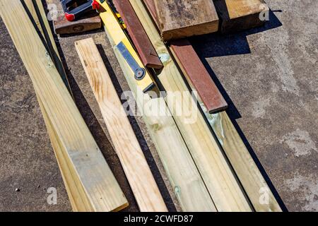 palo di travi di legno su calcestruzzo per essere usato per lavori di architettura paesaggistica all'aperto in cortile soleggiato Foto Stock