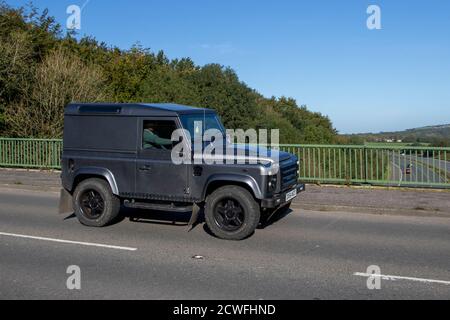 2014 grigio Land Rover Defender 90 Hard TOP TD; traffico veicolare, veicoli in movimento, auto, veicoli in marcia su strade del Regno Unito, motori, motori che attraversano la rete stradale autostradale M6. Foto Stock