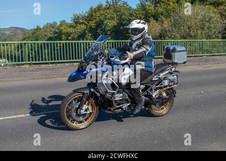 BMW R1250; motociclista; trasporto a due ruote, motocicli, veicoli, strade, motociclette, motociclisti a Chorley, Regno Unito Foto Stock