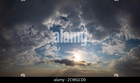 Estate tramonto cielo con sole e pile nuvole colorate. Tramonto sera buon tempo sfondo naturale. Foto Stock