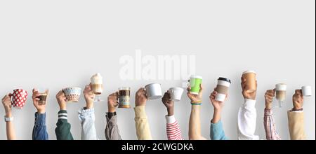 La gente sta tenendo le tazze e le tazze di carta del caffè. Concetto sul tema di caffè e caffè. Foto Stock