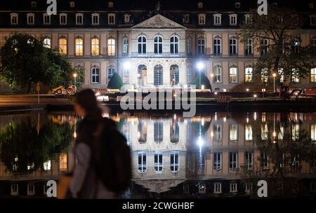 Stoccarda, Germania. 30 settembre 2020. Il Palazzo nuovo si riflette nell'Eckensee. Credit: Marijan Murat/dpa/Alamy Live News Foto Stock