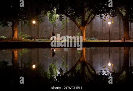 Stoccarda, Germania. 30 settembre 2020. Una donna cammina lungo l'Eckensee. Credit: Marijan Murat/dpa/Alamy Live News Foto Stock