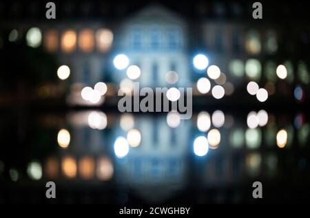 Stoccarda, Germania. 30 settembre 2020. Il Palazzo nuovo si riflette nell'Eckensee (girato con messa a fuoco regolata). Credit: Marijan Murat/dpa/Alamy Live News Foto Stock