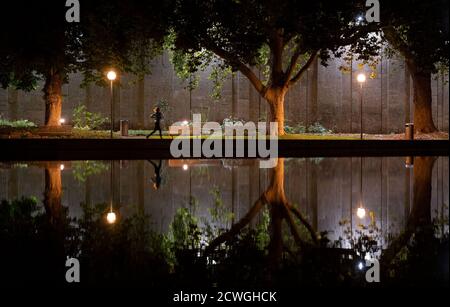 Stoccarda, Germania. 30 settembre 2020. Una donna cammina lungo l'Eckensee. Credit: Marijan Murat/dpa/Alamy Live News Foto Stock