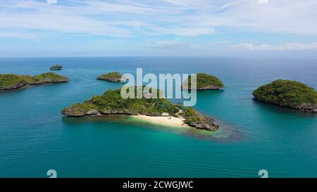 Gruppo di piccole isole in Cento isole Parco Nazionale, Pangasinan, Filippine. Aereo drone: Famosa attrazione turistica, Alaminos. Concetto di vacanza estiva e di viaggio Foto Stock