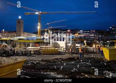 Stoccarda, Germania. 30 settembre 2020. Il cantiere della futura stazione della metropolitana del progetto ferroviario di Stoccarda 21 il Tribunale amministrativo di Mannheim si occupa della controversia sulla stazione. Un membro del gruppo di ingegneri 22 sta adottando un'azione legale contro l'autorità ferroviaria federale (EBA) a causa di ciò che ritiene inadeguato sistema antincendio nella stazione metropolitana, il nucleo del progetto da miliardi di euro. L'EBA ha chiesto il rigetto della causa. Credit: Marijan Murat/dpa/Alamy Live News Foto Stock