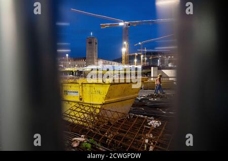 Stoccarda, Germania. 30 settembre 2020. Il cantiere della futura stazione della metropolitana del progetto ferroviario di Stoccarda 21 il Tribunale amministrativo di Mannheim si occupa della controversia sulla stazione. Un membro del gruppo di ingegneri 22 sta adottando un'azione legale contro l'autorità ferroviaria federale (EBA) a causa di ciò che ritiene inadeguato sistema antincendio nella stazione metropolitana, il nucleo del progetto da miliardi di euro. L'EBA ha chiesto il rigetto della causa. Credit: Marijan Murat/dpa/Alamy Live News Foto Stock