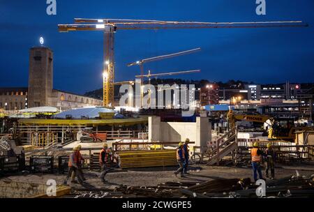 Stoccarda, Germania. 30 settembre 2020. Il cantiere della futura stazione della metropolitana del progetto ferroviario di Stoccarda 21 il Tribunale amministrativo di Mannheim si occupa della controversia sulla stazione. Un membro del gruppo di ingegneri 22 sta adottando un'azione legale contro l'autorità ferroviaria federale (EBA) a causa di ciò che ritiene inadeguato sistema antincendio nella stazione metropolitana, il nucleo del progetto da miliardi di euro. L'EBA ha chiesto il rigetto della causa. Credit: Marijan Murat/dpa/Alamy Live News Foto Stock