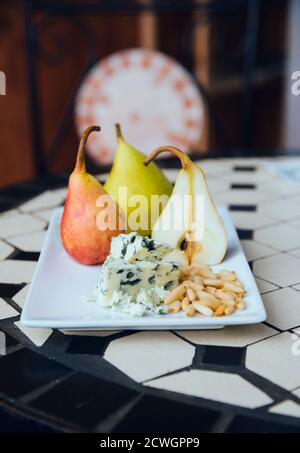 Formaggio blu, pinoli e pere mature Foto Stock