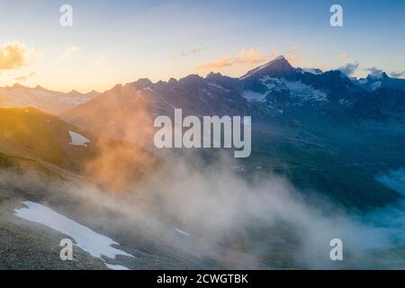 Galenstock montagna durante un tramonto nebbia in estate, Passo Furka, Canton Uri, Svizzera Foto Stock