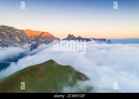 Cime di Terrarossa, Molignon Sciliar e Palacia nella nebbia all'alba, vista aerea, Alpe di Siusi, Dolomiti, Alto Adige, Italia Foto Stock