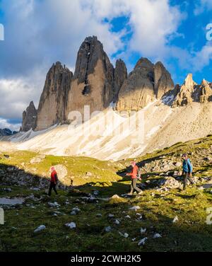 Escursionisti camminando sul sentiero verso i laghi di Grava Longa ai piedi delle tre Cime di Lavaredo, Parco Naturale Dolomiti di Sesto, Alto Adige, Italia Foto Stock