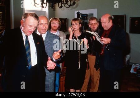 Frosch im Hals, Fernsehfilm, Deutschland 1990, Darsteller: Alexander May, Wilfried Baasner, Felix von Manteuffel, Diana Körner, Rainer Hunold, Gerd Haucke Foto Stock
