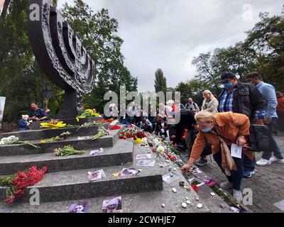 Non esclusivo: KYIV, UCRAINA - SETTEMBRE 29.2020 - la gente posa fiori al monumento Mehorah situato al Babyn Yar National Historical Memorial P. Foto Stock