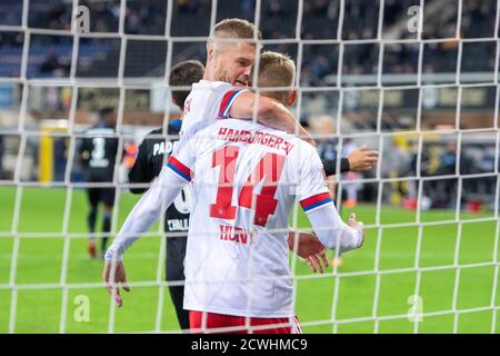 Simon TERODDE (a sinistra, HH) abbraccia goalschuetze Aaron HUNT (HH) dopo l'obiettivo di renderlo 4: 3 per HSV Hamburg Hamburg Hamburg, Soccer 2nd Bundesliga, 2nd matchday, SC Paderborn 07 (PB) - HSV Hamburg Hamburg Hamburg (HH) 3: 4, il 28 settembre 2020 a Paderborn/Germania. ¬ | utilizzo in tutto il mondo Foto Stock