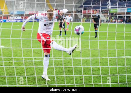 Goalschuetze Aaron HUNT (HH) spara la palla dopo l'obiettivo di renderlo 4: 3 per HSV Amburgo Amburgo Amburgo e in cambio riceve la carta gialla, giallo, avvertimento, calcio 2 Bundesliga, 2 ° giorno, SC Paderborn 07 (PB) - HSV Amburgo Amburgo (HH) 3: 4, il 28 settembre 2020 a Paderborn/Germania. ¬ | utilizzo in tutto il mondo Foto Stock