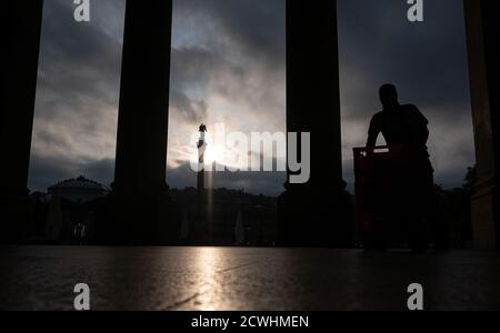 Stoccarda, Germania. 30 settembre 2020. Un uomo cammina attraverso il Königsbau al mattino. Credit: Sebastian Gollnow/dpa/Alamy Live News Foto Stock