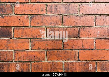 Rosso mattone casa parete telaio completo. Parete esterna di una casa bifamiliare costruita all'inizio degli anni '30 a Bolton. Foto Stock