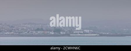 Penzance, attraverso la Mounts Bay in una giornata grigia nebbiosa, Cornovaglia, Inghilterra, Regno Unito. Foto Stock