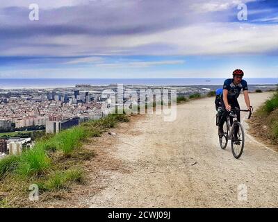 Uomo che cavalca la bicicletta nel tempo libero. Parc de Collserola, Carretera de les Aigües, Barcellona, Catalogna, Spagna Foto Stock