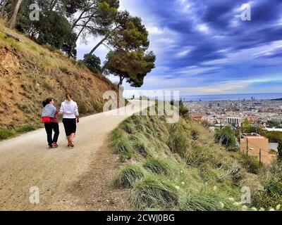 Amici che camminano durante il tempo libero. Carretera de les Aigües, Parc de Collserola, Barcellona, Catalogna, Spagna. Foto Stock