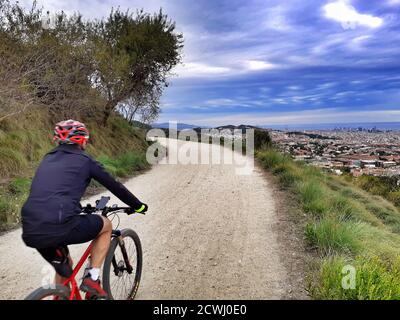 Uomo che cavalca la bicicletta nel tempo libero. Parc de Collserola, Carretera de les Aigües, Barcellona, Catalogna, Spagna Foto Stock