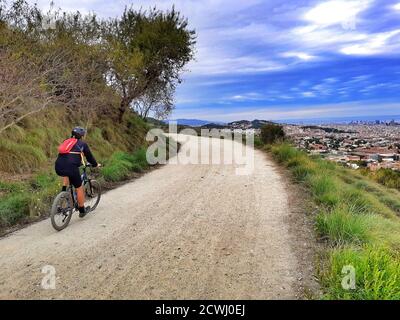 Uomo che cavalca la bicicletta nel tempo libero. Parc de Collserola, Carretera de les Aigües, Barcellona, Catalogna, Spagna Foto Stock