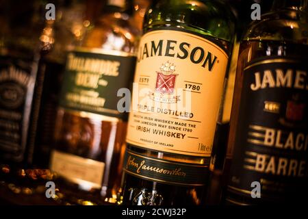 Bucarest, Romania - 16 febbraio 2020: Primo piano immagine editoriale illustrativa di una bottiglia di whiskey irlandese Jameson. Foto Stock