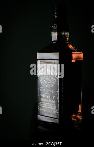 Bucarest, Romania - 16 febbraio 2020: Editoriale illustrativo girato una bottiglia di whiskey Jack Daniel a Bucarest, Romania. Foto Stock