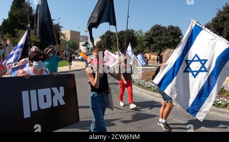 GERUSALEMME, ISRAELE - 29 SETTEMBRE: Manifestanti che prendono parte a una manifestazione davanti al parlamento israeliano sulla legislazione che limita le proteste in un blocco a livello nazionale volto a contrastare la pandemia di coronavirus il 29 settembre 2020 a Gerusalemme, Israele. Il parlamento israeliano ha approvato modifiche alla legge del Coronavirus che limiterebbero le proteste contro il primo ministro Benjamin Netanyahu chiedendo le sue dimissioni per la sua accusa di corruzione e la gestione della pandemia del coronavirus. Foto Stock