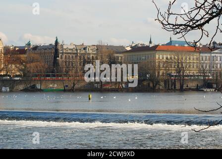 PRAGA / REPUBBLICA CECA - 31 GENNAIO 2019: Mattina invernale sul fiume Moldava Foto Stock