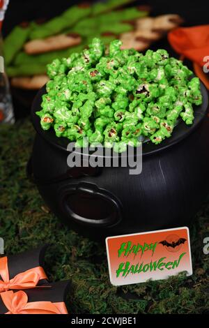 Calderone verde popcorn dolce per demoni e zombie. Trattare di Halloween Foto Stock