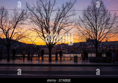 PRAGA / REPUBBLICA CECA - 29 MARZO 2019: Bel tramonto sul fiume Moldava Foto Stock