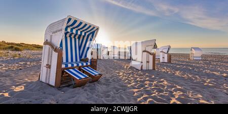 Sedie a sdraio a sdraio in spiaggia vicino a Prerow (Penisola di Darß, Germania) in luce notturna Foto Stock