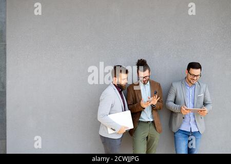 Gruppo di persone di successo che discutono idee durante la riunione all'esterno Foto Stock