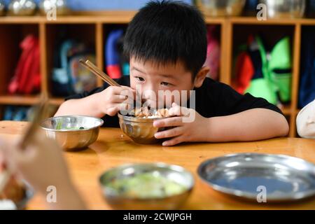 Pechino, la provincia cinese di Zhejiang. 22 settembre 2020. Un bambino ha il suo pranzo ad un asilo, che sta effettuando la campagna 'libera il vostro piatto' per aumentare la consapevolezza di valore del cibo fra i bambini e contribuire a formare la loro abitudine di prosperare da una giovane età in Huzhou, la provincia di Zhejiang della Cina orientale, 22 settembre 2020. Credit: Huang Zongzhi/Xinhua/Alamy Live News Foto Stock