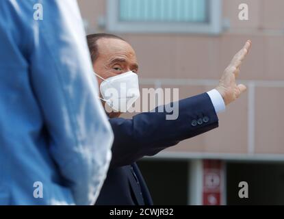 (200930) -- PECHINO, 30 settembre 2020 (Xinhua) -- l'ex primo ministro italiano Silvio Berlusconi è dimesso dall'ospedale San Raffaele di Milano, Italia, il 14 settembre 2020. (Ningbo) Foto Stock