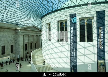 Londra, UK, 27 febbraio 2011 : il British Museum futuristico tetto di vetro del quadrilatero centrale della Grande Corte che è un popolare viaggio desti Foto Stock