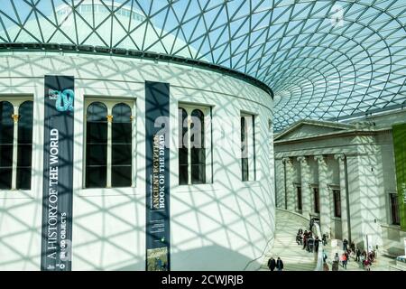 Londra, UK, 27 febbraio 2011 : il British Museum futuristico tetto di vetro del quadrilatero centrale della Grande Corte che è un popolare viaggio desti Foto Stock