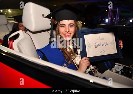 (200930) -- PECHINO, 30 settembre 2020 (Xinhua) -- UNO studente mostra un diploma durante una cerimonia di laurea drive-through al Kuwait Technical College (K-Tech) in Ahmadi Governorate, Kuwait, 9 settembre 2020. (Ningbo) Foto Stock