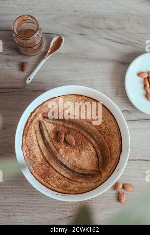 Torta di banane con mandorle e cannella su un tavolo di legno. Concetto di cibo sano e delizioso. Vista dall'alto, spazio di copia Foto Stock