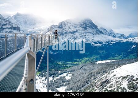 Ragazza sulla prima passeggiata Cliff a Grindelwald-prima con Eiger Northface sullo sfondo Foto Stock